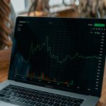 ۱۰ اشتباه رایج معامله‌گران تازه‌کار در فارکس که باید از آن‌ها اجتناب کنید — Photo by Tech Daily on Unsplash